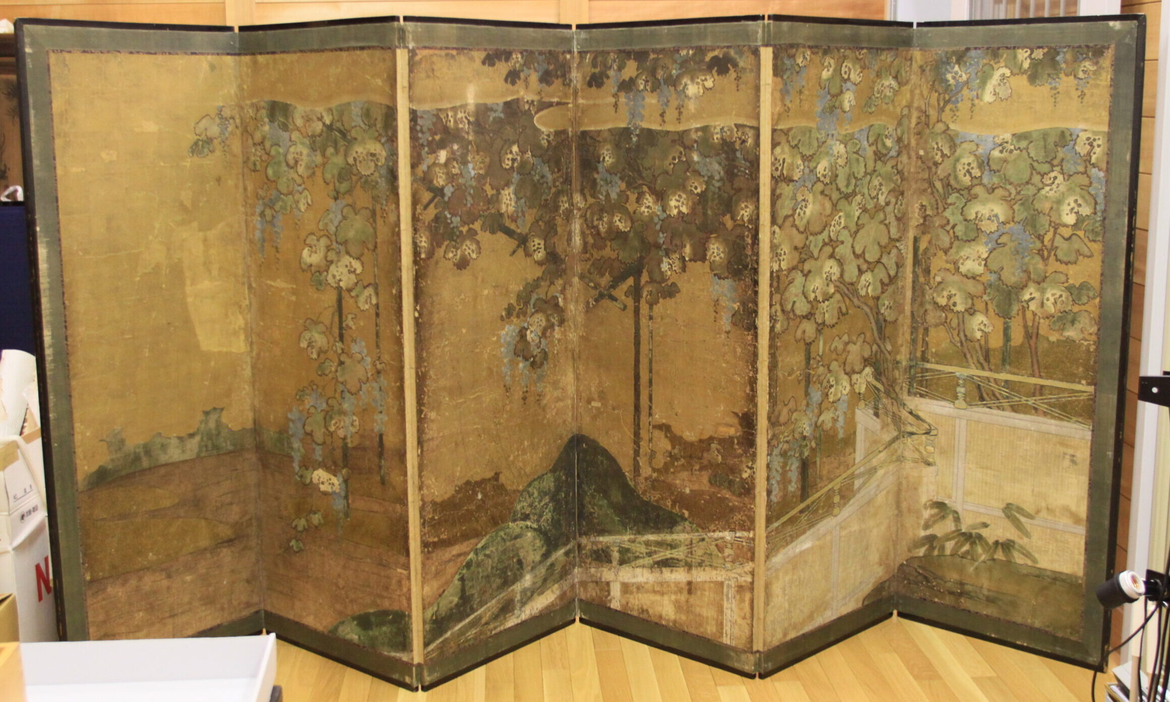 紙本金地著色葡萄棚図屏風