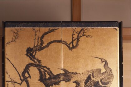 紙本著色松鷲梅孔雀図　熊代熊斐筆　六曲屏風
